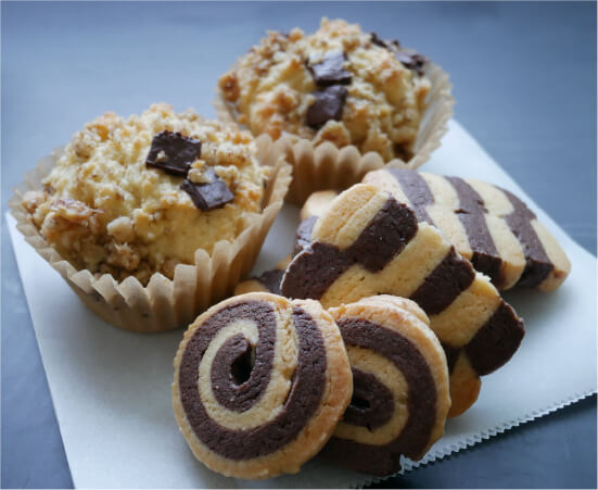 糀カップケーキと素朴なクッキーのセットの写真